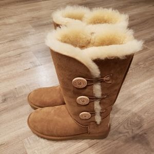 BNWT Triple Button Bailey Uggs